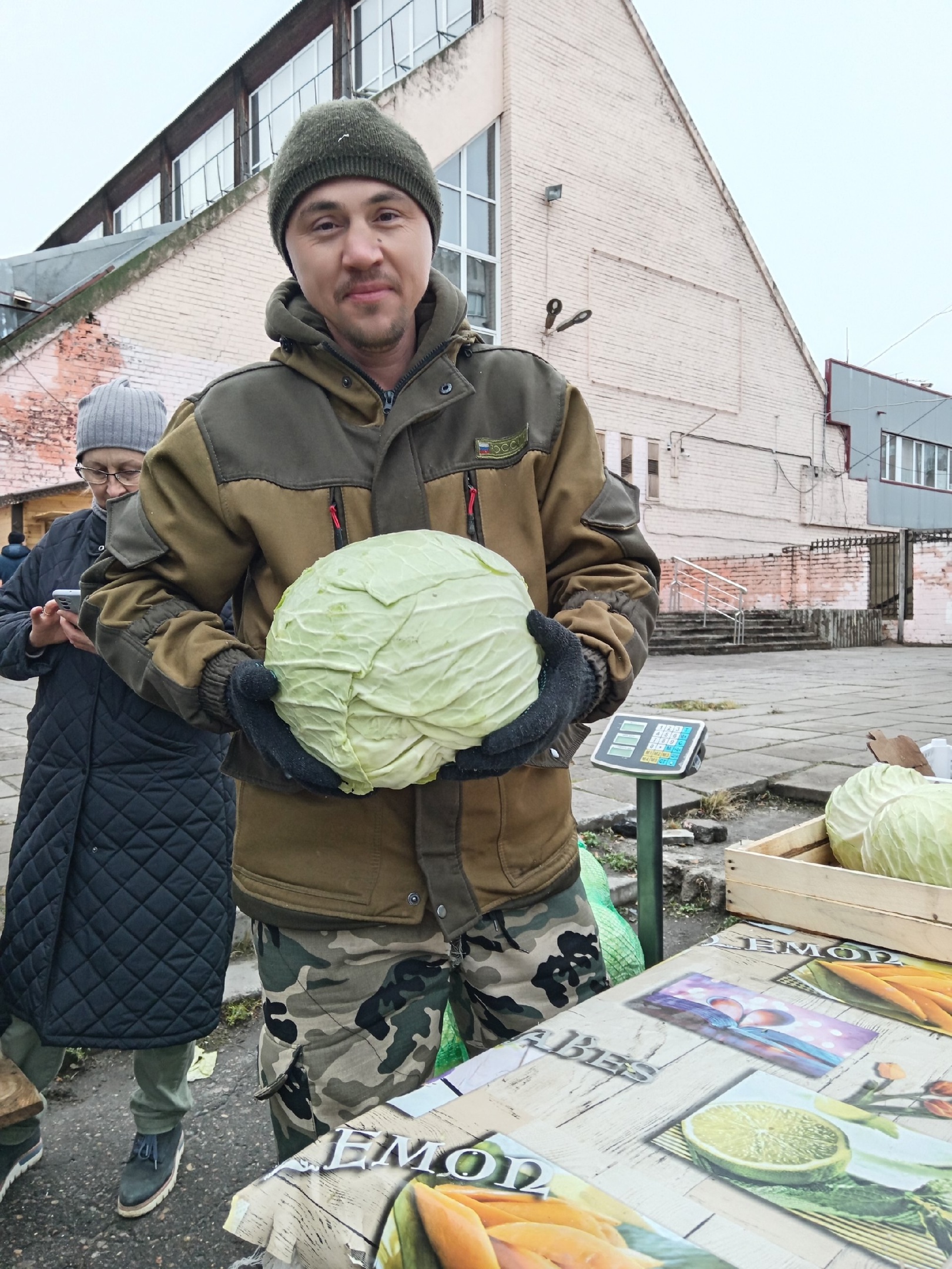 Выросла капуста большая – пребольшая, сочная – пресочная, вкусная – превкусная!